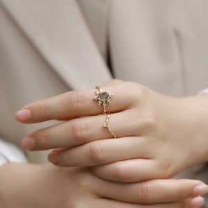 Stackable S925 gold ring set featuring hexagonal moss agate and V-shaped band on finger