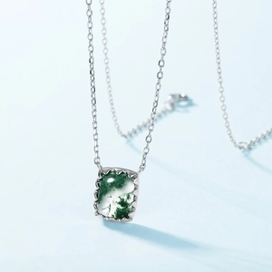 Collier en argent S925 avec pendentif rectangulaire en agate mousse et bord dentelé
