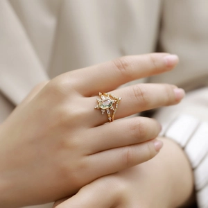 Hexagonal green moss agate ring set in gold S925 silver with a V-shaped stacking band