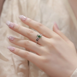 Silver S925 green moss agate ring featuring rectangle gem and cuban link chain design