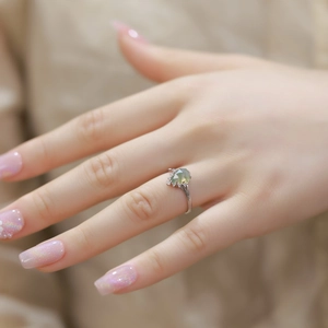 Bague en argent S925 avec agate mousse goutte et accents de diamants sur la main