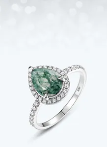 Detail eines Moosachat-Rings im Birnenschliff mit S925-Silberpunze und Halo-Fassung