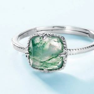 S925 sterling silver ring featuring a cushion-cut green moss agate and beaded edge