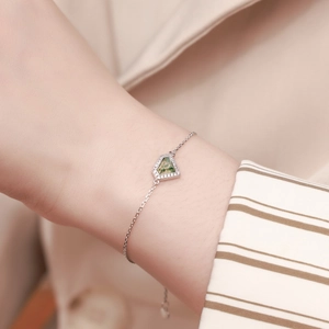 S925 sterling silver bracelet with a pentagonal moss agate pendant and zircon halo