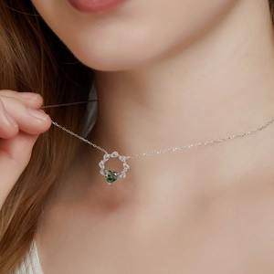 Fashionable S925 silver heart necklace with green moss agate in a vine wreath design
