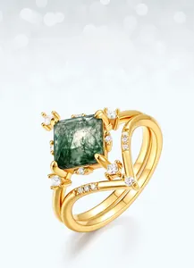 Détail macro de la bague en agate mousse verte avec anneau doré et petits zircons fins