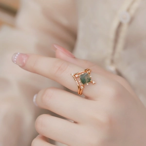 Bague vintage en argent S925 doré avec agate mousse taille coussin sur la main