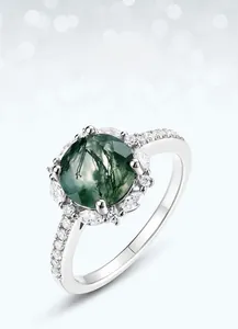 Macro dettaglio dell'anello in argento S925 con agata muschiata tonda e zirconi lucidi