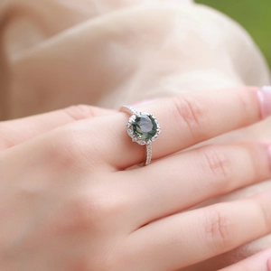 Anello in argento S925 con agata muschiata verde tonda al dito con sfondo naturale