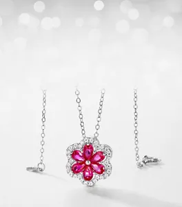 Dettaglio della collana in argento S925 con ciondolo a forma di petalo di rubino rosso