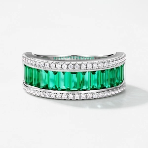 Klassieke ring met smaragdgeslepen groene edelsteen en witte zijstenen in S925 zilver
