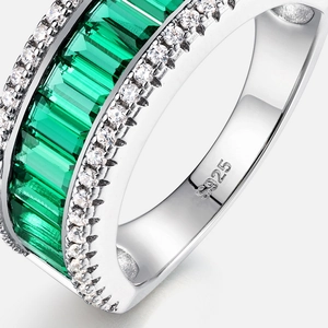 Klassieke S925 zilveren ring met smaragd geslepen groene edelsteen en witte steentjes
