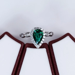 Pear-cut emerald ring in S925 sterling silver with halo diamonds and engraved band