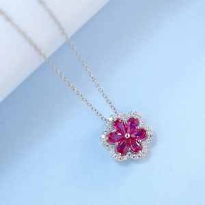 Collana in argento S925 con petali di rubino rosso e bordo di diamanti bianchi brillanti
