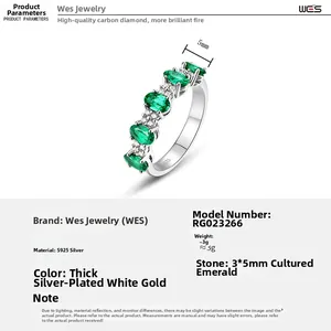 Détail d'une bague en argent S925 avec cinq émeraudes de 3x5mm et diamants de carbone