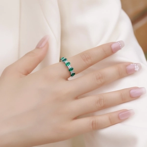 Bague élégante en argent S925 avec cinq gemmes vert émeraude sur soie blanche