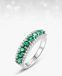 Détail macro d'une bague en argent S925 avec émeraude de culture et zircons scintillants