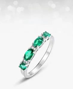 Macro de la bague en argent S925 avec émeraudes de culture et pierres de zircone