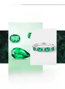 Vue détaillée d'une bague en argent avec cinq émeraudes ovales et zircons brillants