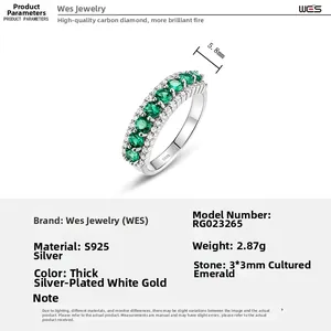Détail macro de bague en argent S925 avec émeraudes de culture et diamants carbone