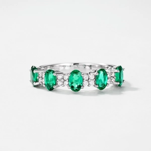 Bague élégante en argent 925 avec cinq émeraudes ovales et diamants d'accentuation
