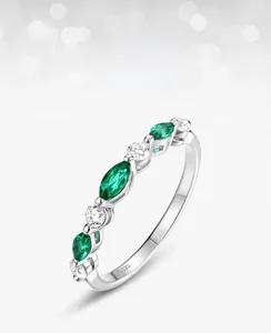 Vue macro de l'anneau en argent S925 avec émeraudes de culture et zircons blancs
