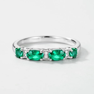 Bague minimaliste en argent S925 avec quatre émeraudes ovales et petits diamants ronds