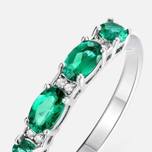 Bague en argent S925 sertie d'émeraudes ovales et de petits accents de diamants