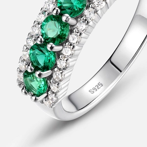 Bague luxueuse en argent S925 avec émeraudes éclatantes et accents de zircon brillant