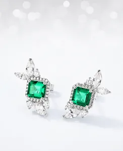 Détail des boucles d'oreilles en argent S925 avec émeraude de culture et zircons blancs