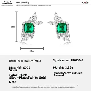 Détail macro de boucles d'oreilles en argent S925 avec émeraudes de culture 6x6mm