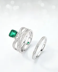 Dettaglio anello corona argento S925 con gemma verde taglio smeraldo e zirconi
