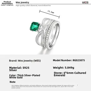 Dettaglio dell'anello a corona in argento S925 con smeraldo quadrato e pietre incastonate