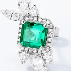 Élégante boucle d'oreille avec émeraude verte et halo de diamants en argent S925