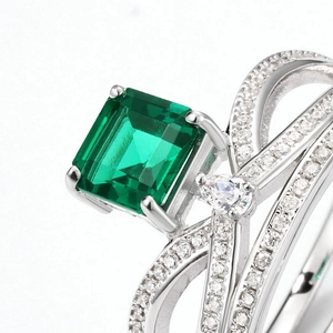 Anello corona in argento sterling con pietra verde taglio smeraldo e accenti brillanti