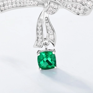 Bowknot S925 silver necklace with cushion-cut emerald pendant and sparkling pavé stones