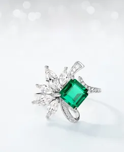 Gros plan sur bague émeraude de culture avec zircons blancs taille marquise détaillés