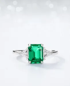 Makro-Detail des Smaragdschliff-Rings aus Zuchtedelstein mit weißen Zirkonia-Akzenten