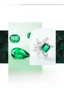 Détail d'une bague en argent S925 avec émeraudes en marquise serties en grappe de fleurs