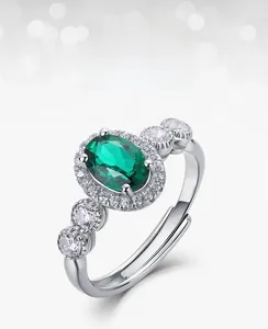 Détail d'une bague émeraude ovale en argent S925 sertie de zircons blancs brillants