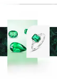 Detailansicht eines smaragdgrünen Edelsteinrings mit seitlichen Dreieckssteinen