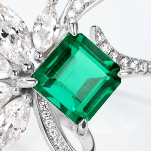 Bague élégante en argent S925 avec pierre émeraude et zircons cubiques marquise