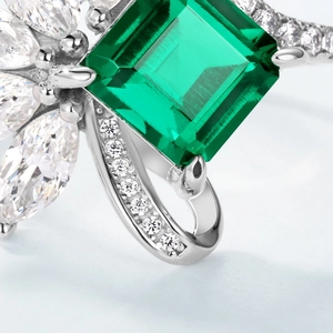 Bague élégante en argent S925 avec pierre verte taille émeraude et accents marquise