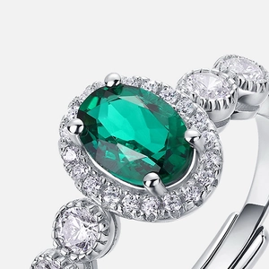 Bague vintage en argent avec émeraude ovale entourée de zircons blancs éclatants