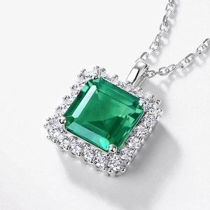 Collier avec pendentif émeraude de taille rectangulaire et entourage de diamants brillants