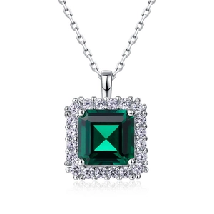 Pendentif émeraude carrée classique avec sertissage halo sur chaîne en argent O