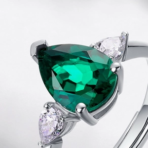 Pear-cut emerald ring in S925 sterling silver with sparkling white side stones