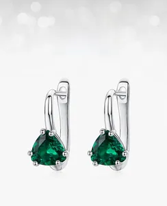 Détail de boucles d'oreilles en argent S925 avec émeraude de taille triangle et griffes