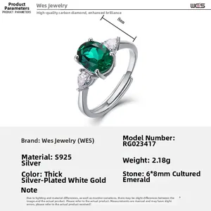Dettaglio anello in argento S925 con smeraldo ovale 6x8mm e diamanti a goccia