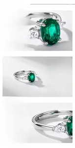 Vista macro dell'anello in argento S925 con smeraldo ovale e zirconi a forma di pera rifiniti